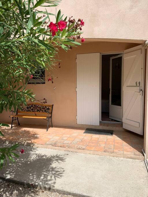 Studio En Rez-De-Jardin Arbore Avec Acces Piscine Et Clim Villeneuve-lès-Avignon Buitenkant foto