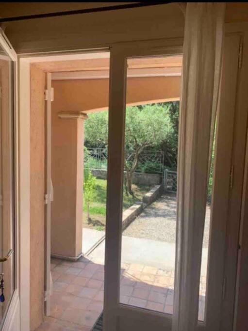 Studio En Rez-De-Jardin Arbore Avec Acces Piscine Et Clim Villeneuve-lès-Avignon Buitenkant foto